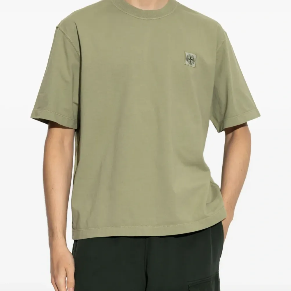 футболка с нашивкой-логотипом