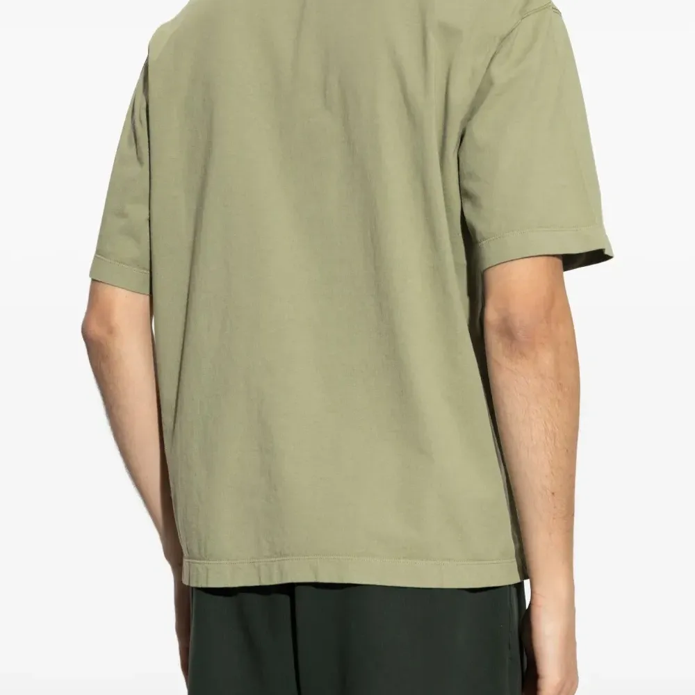 футболка с нашивкой-логотипом