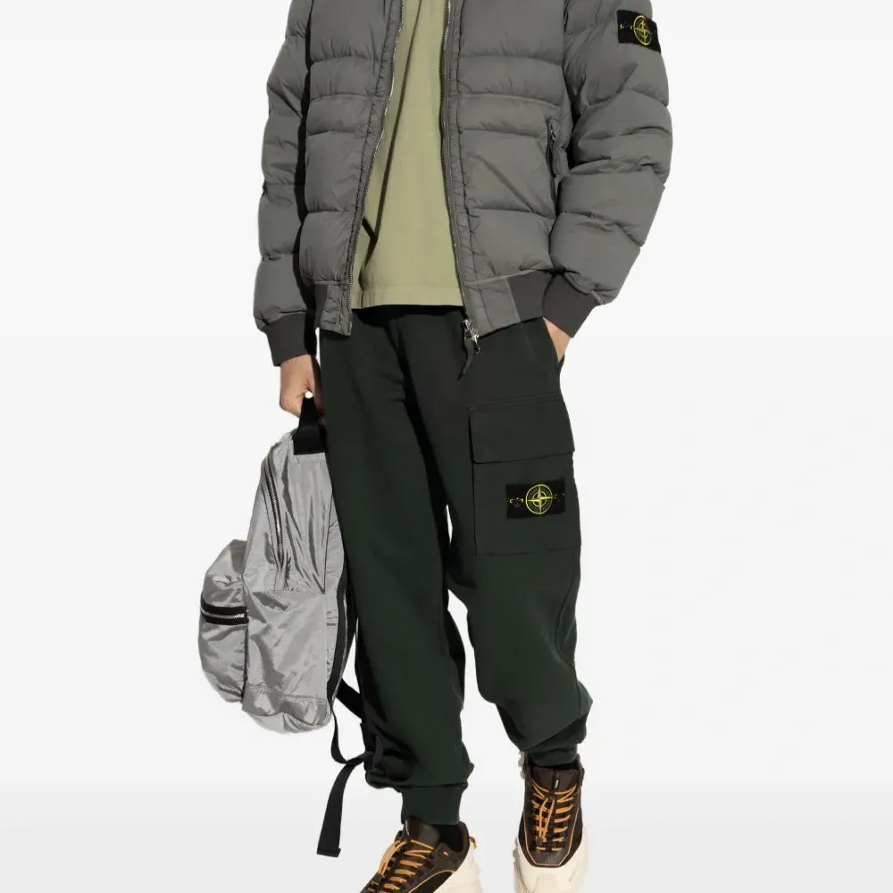 футболка с нашивкой-логотипом