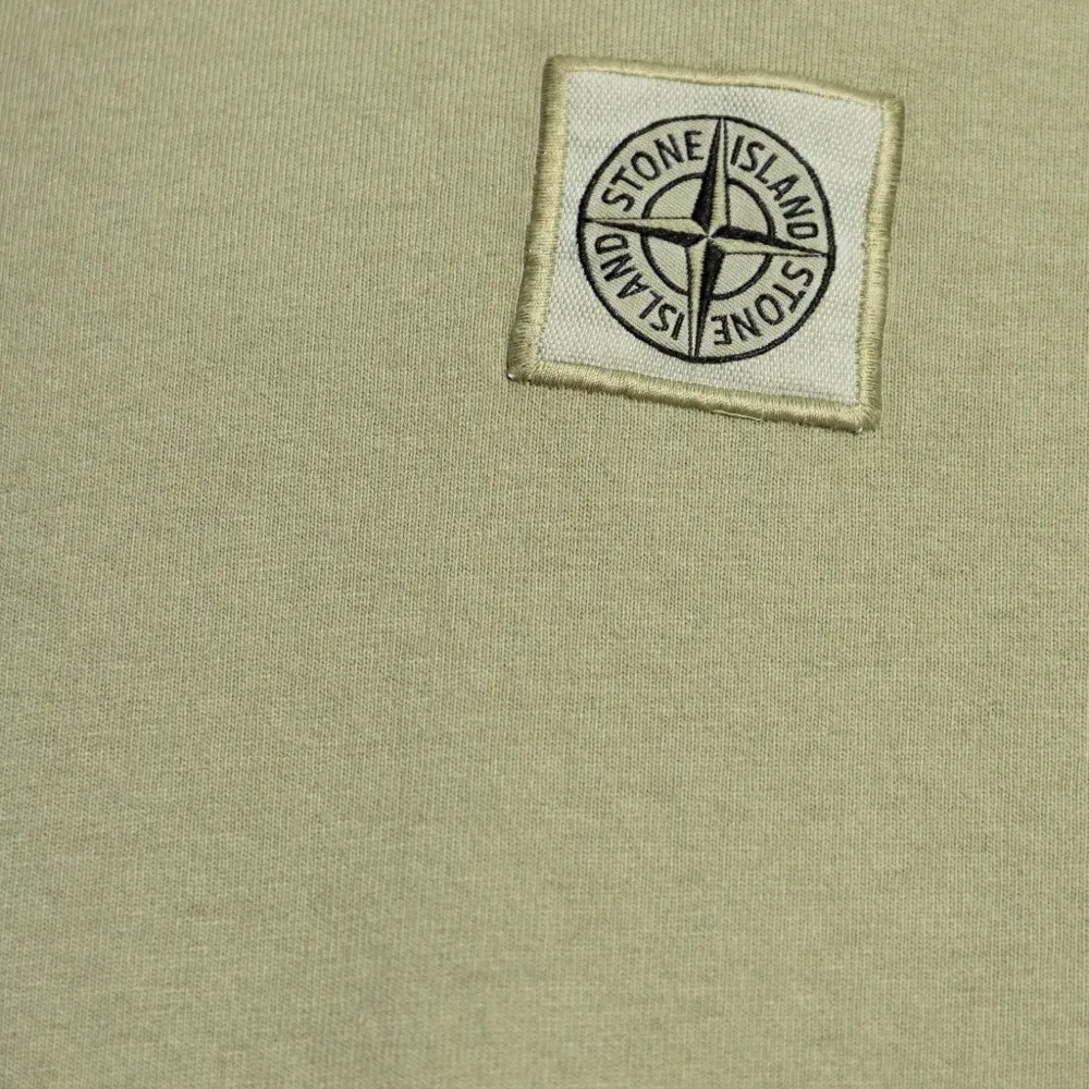 футболка с нашивкой-логотипом