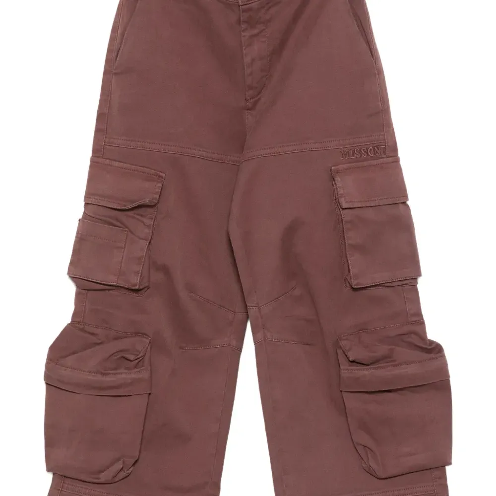 брюки с карманами карго