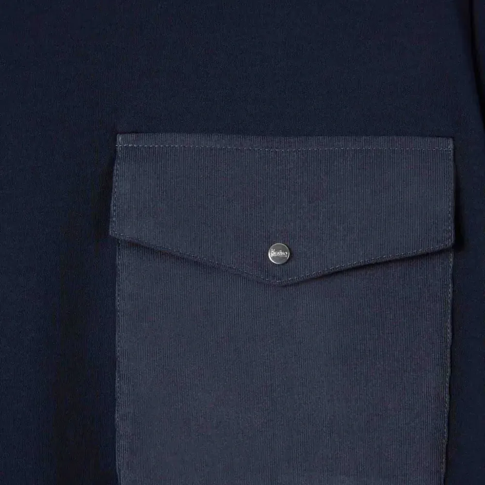 футболка с накладным карманом