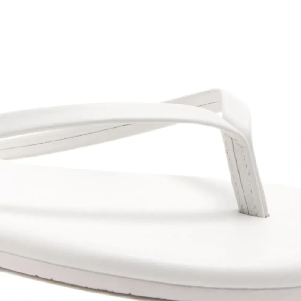 Сандалии на плоской подошве