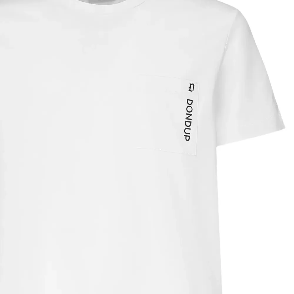 футболка с карманом и логотипом