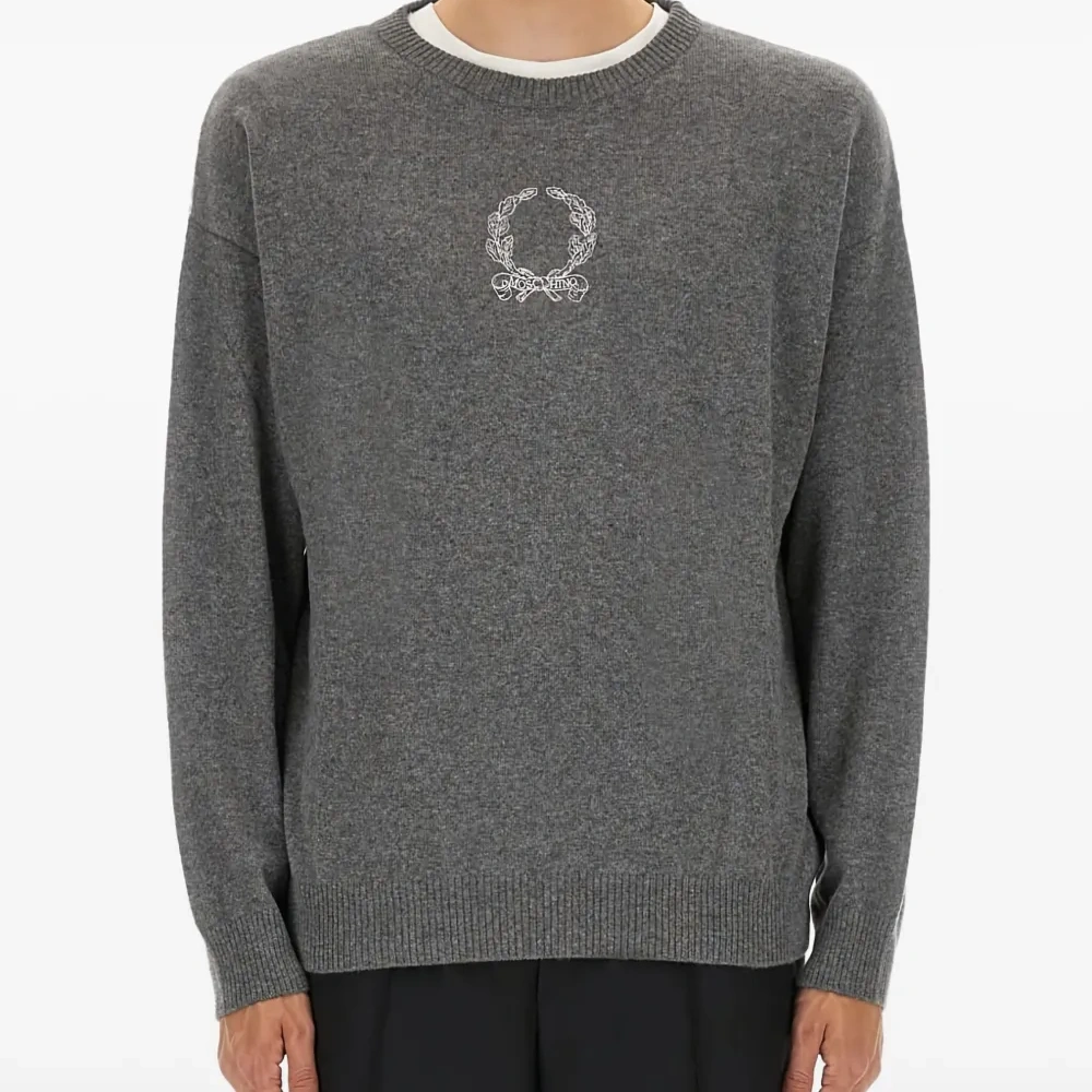 Свитер с вышитым логотипом