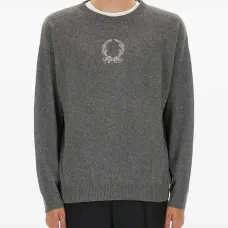 Свитер с вышитым логотипом
