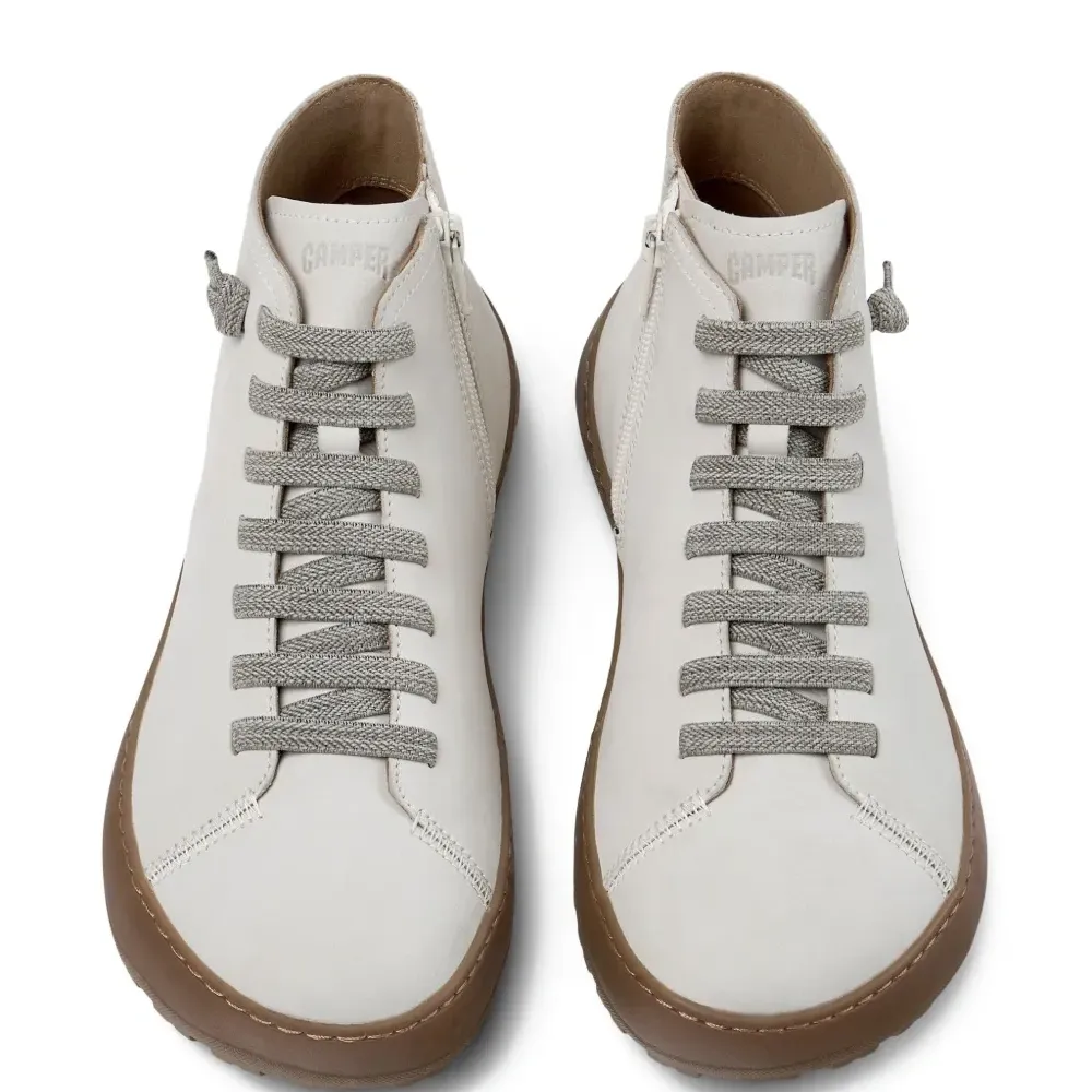 Кроссовки на шнуровке