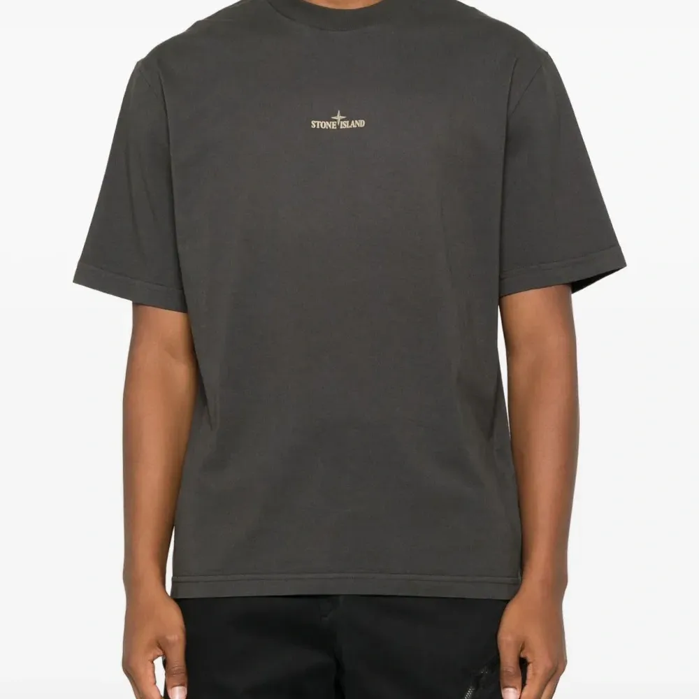 футболка с вышитым логотипом