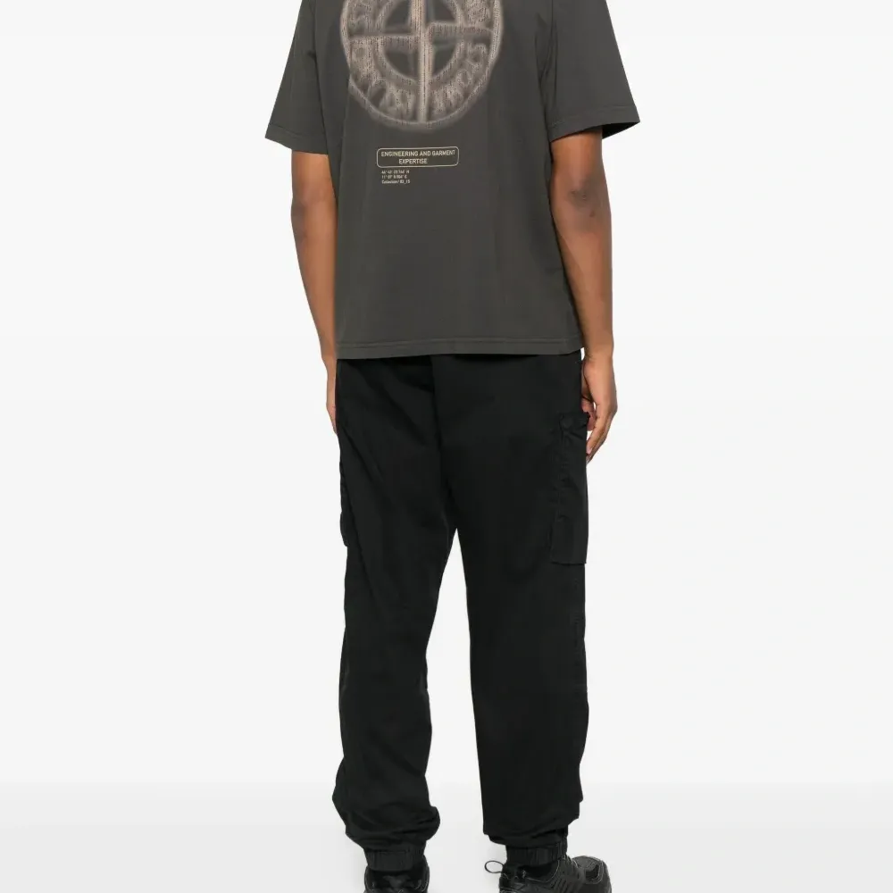 футболка с вышитым логотипом