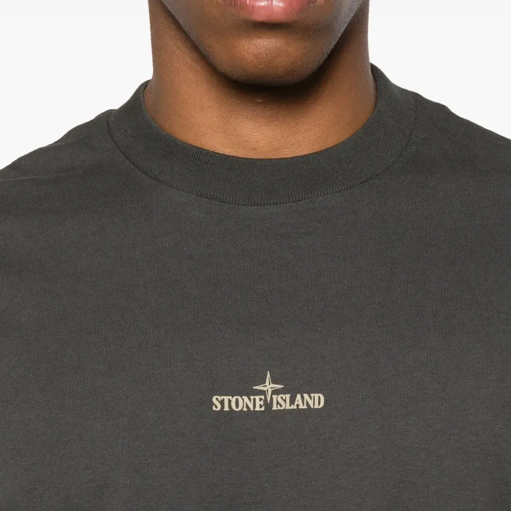 футболка с вышитым логотипом