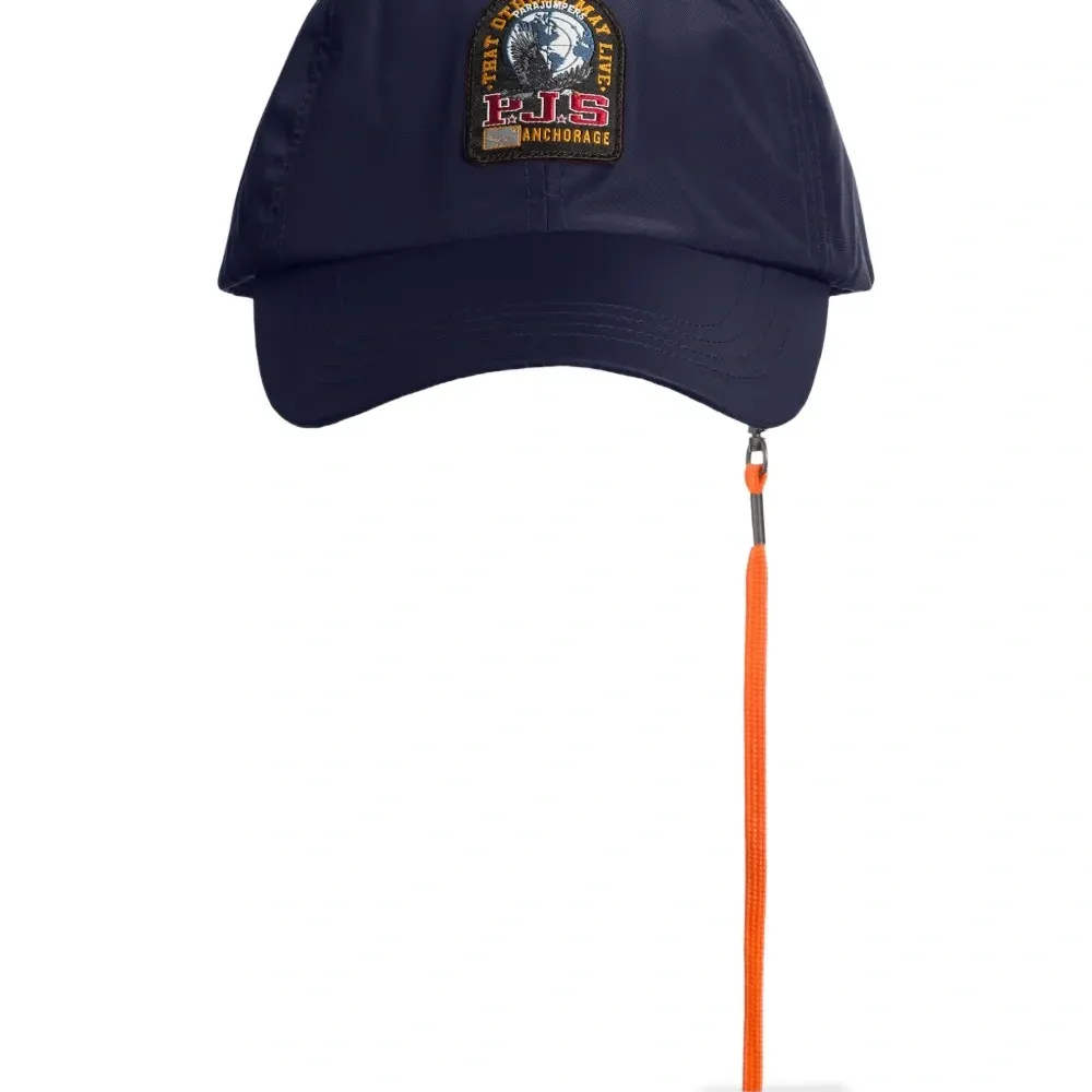 Бейсболка с нашивкой