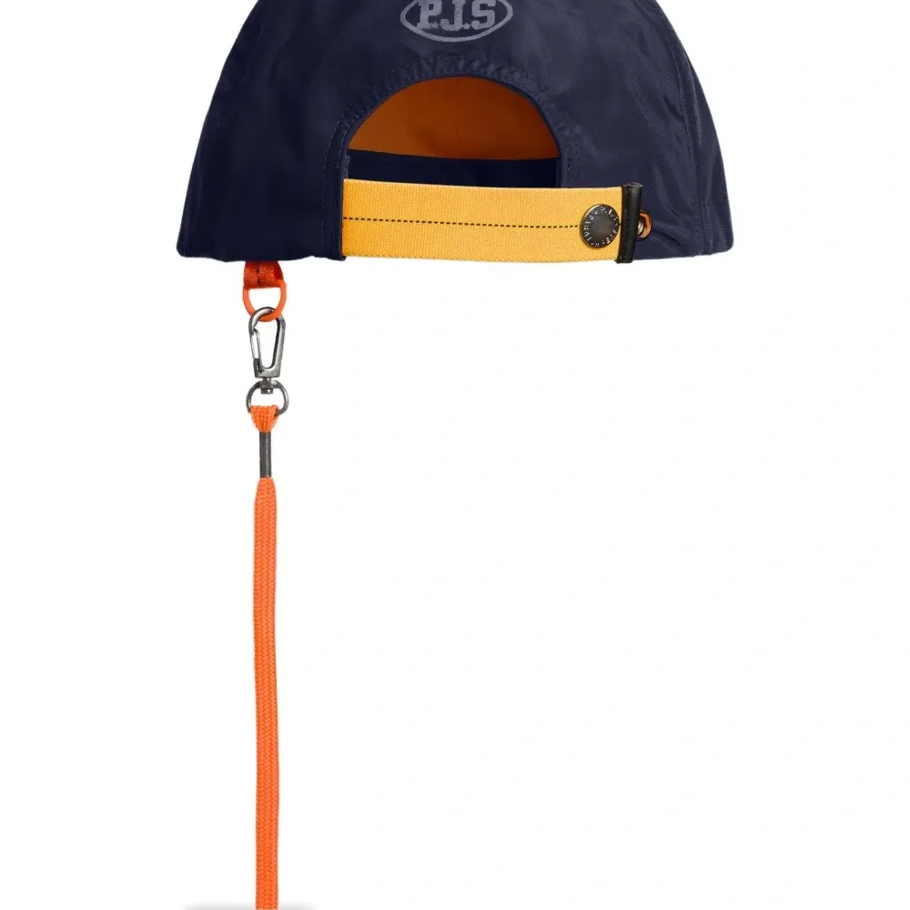 Бейсболка с нашивкой