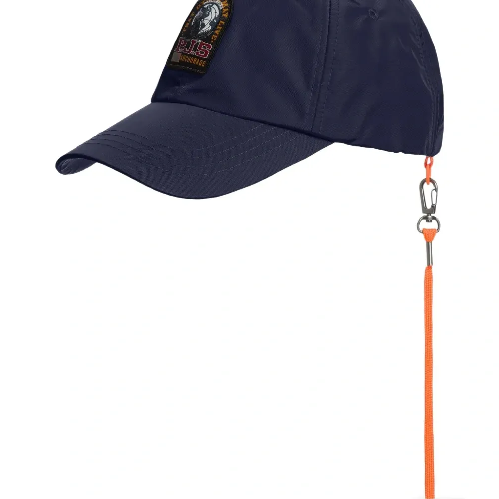 Бейсболка с нашивкой