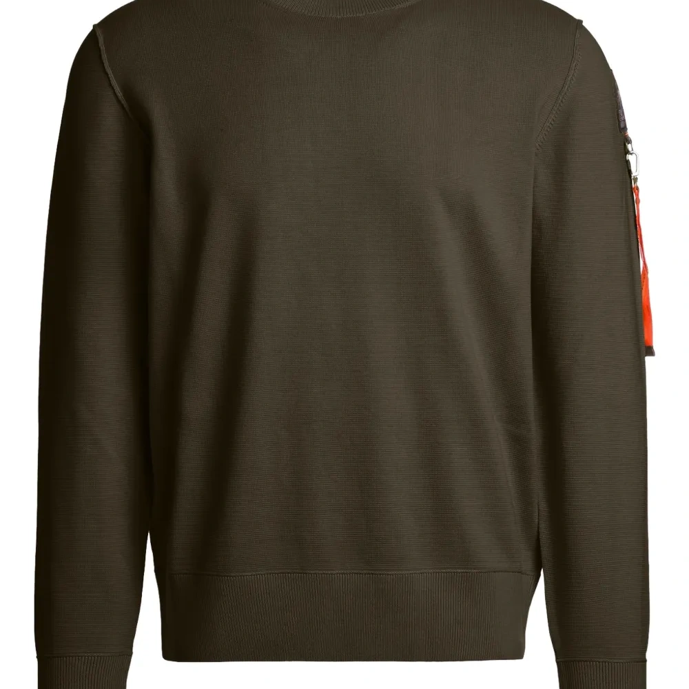 Свитер с круглым вырезом