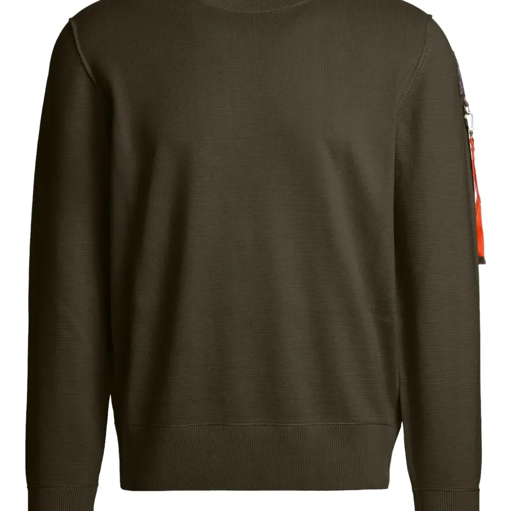 Свитер с круглым вырезом