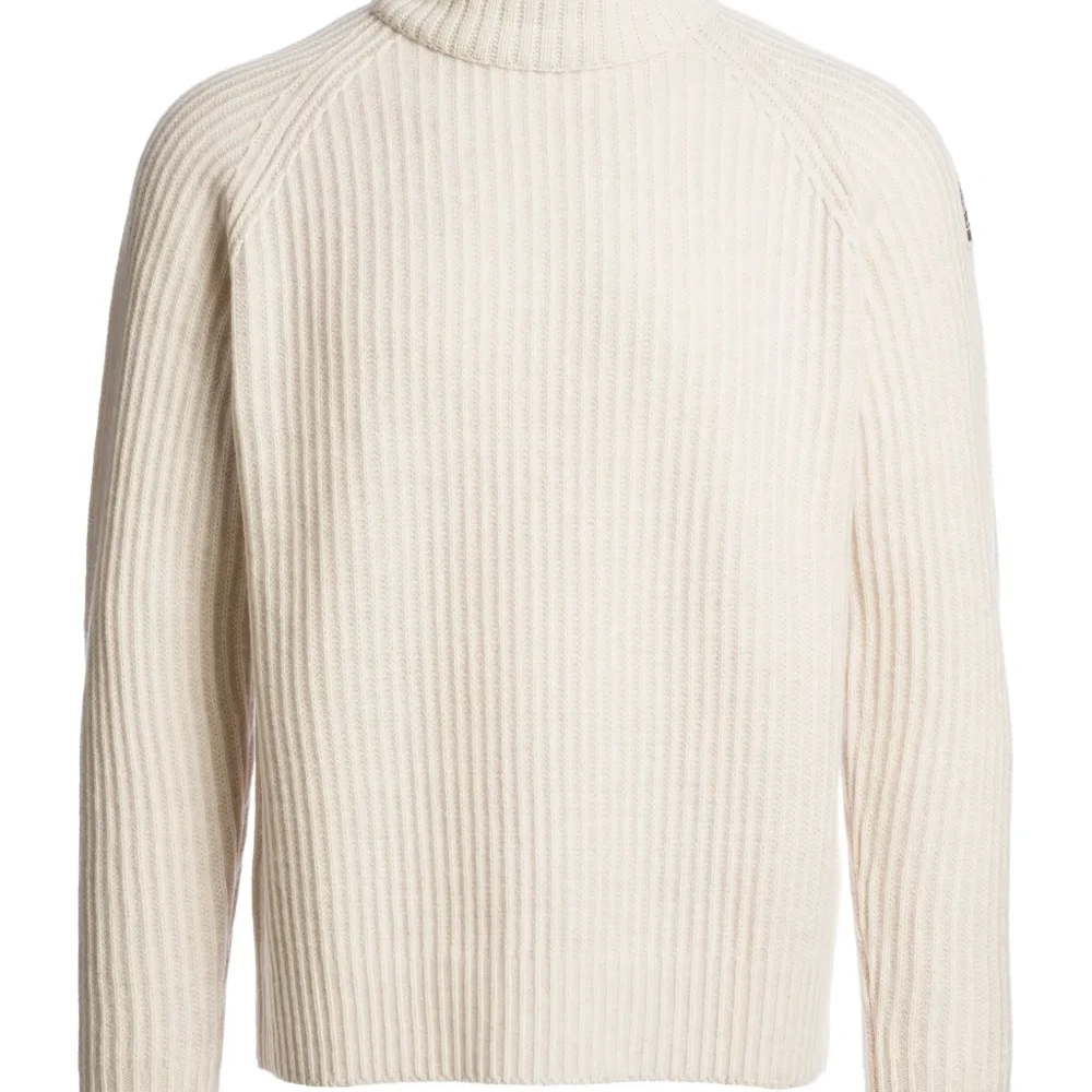 Свитер в рубчик с высоким воротником Свитер в рубчик с высоким воротником