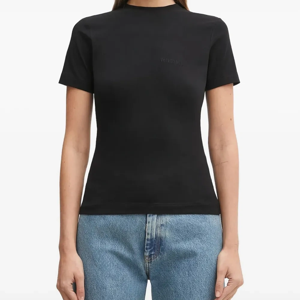 Футболка с вышитым логотипом