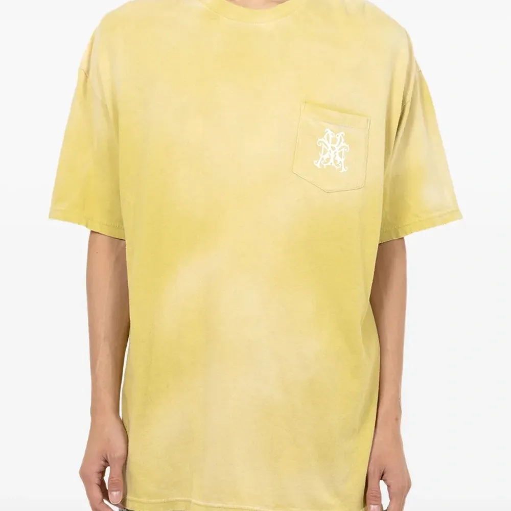 Футболка с декорированным карманом