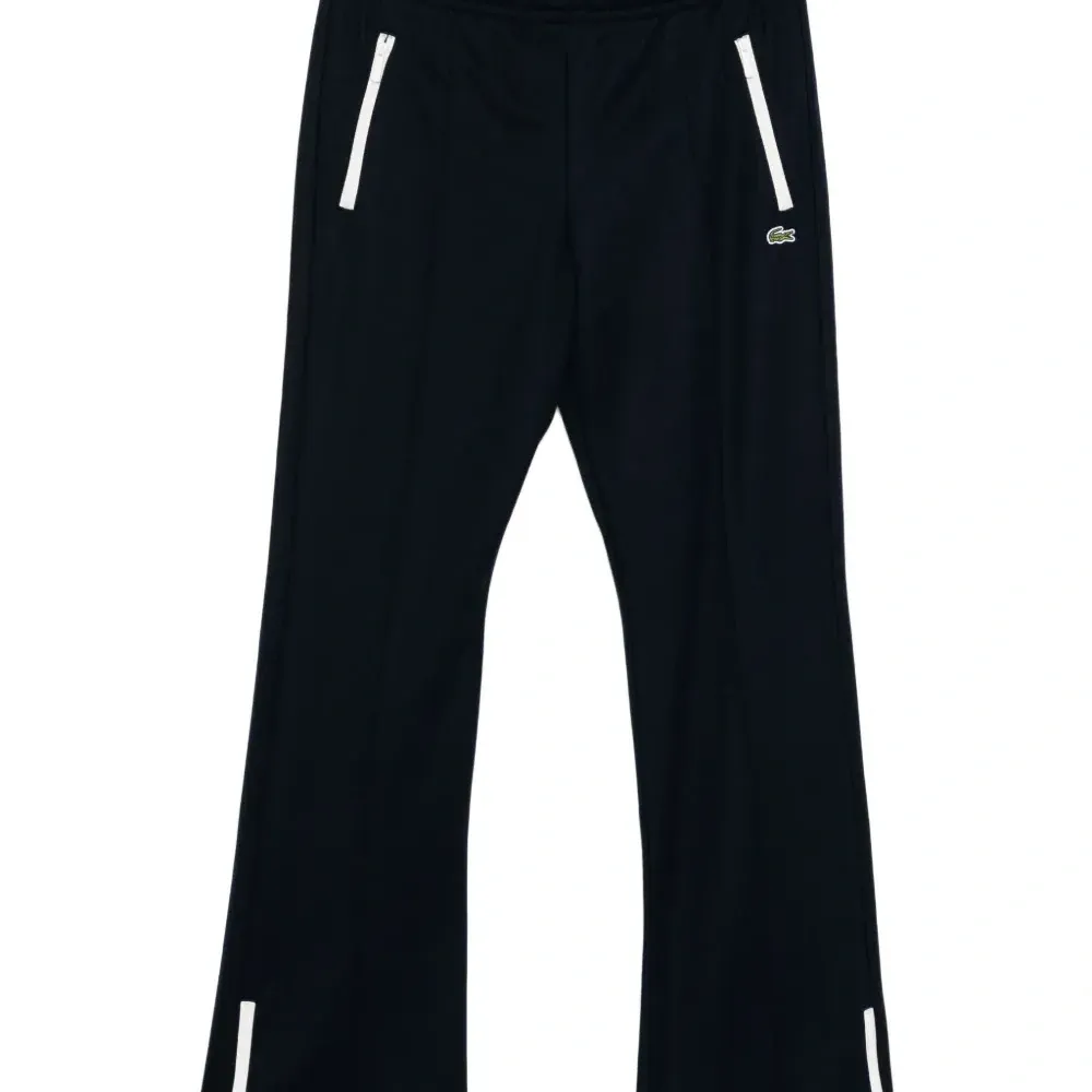 Расклешенные брюки с вышитым логотипом