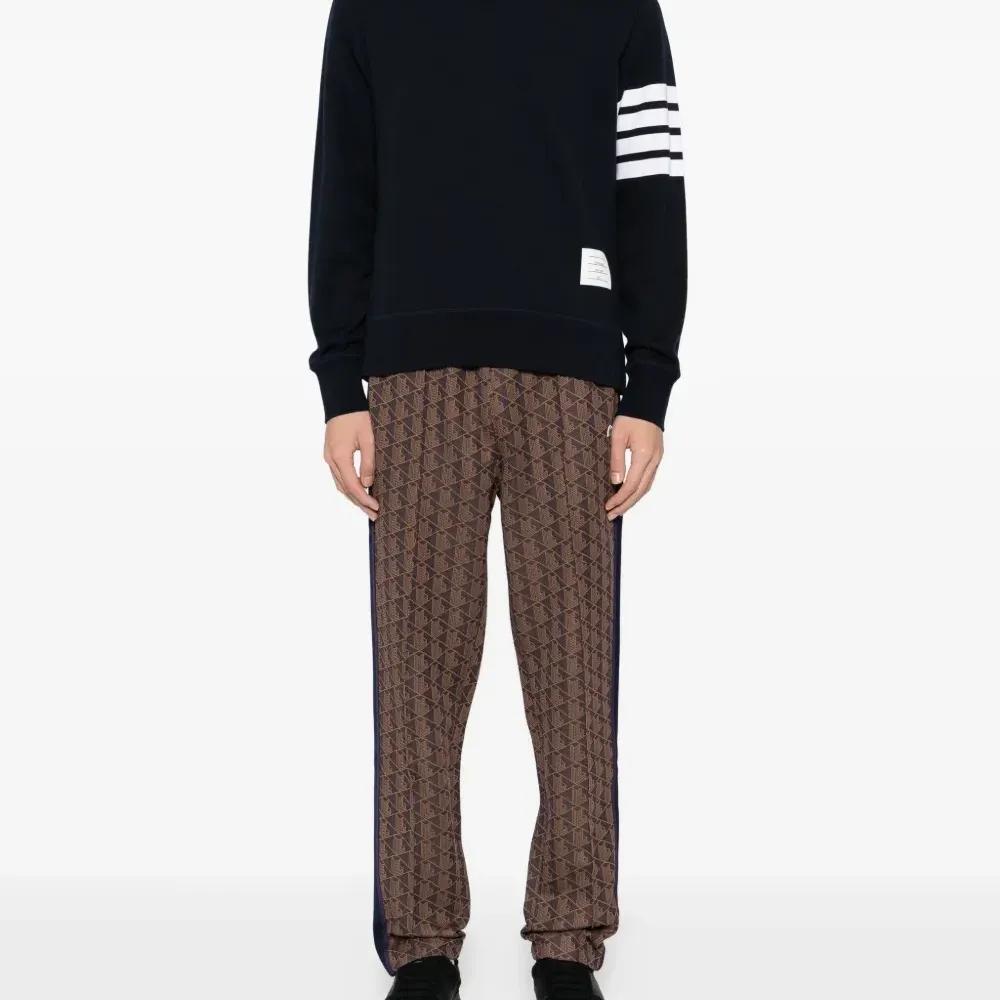 Брюки с нашивкой-логотипом