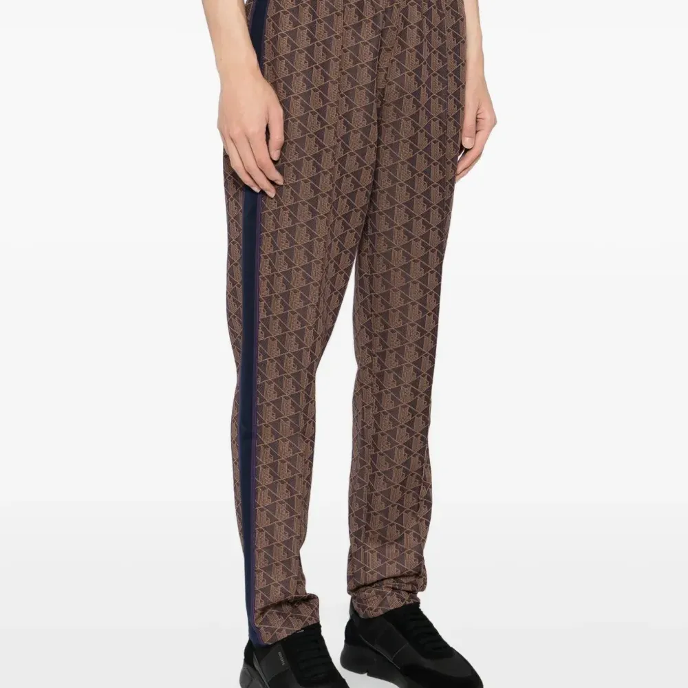 Брюки с нашивкой-логотипом