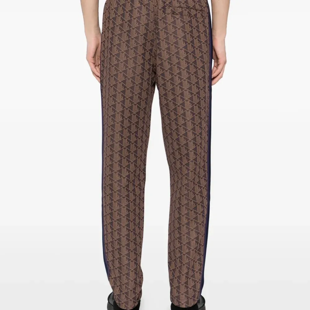 Брюки с нашивкой-логотипом