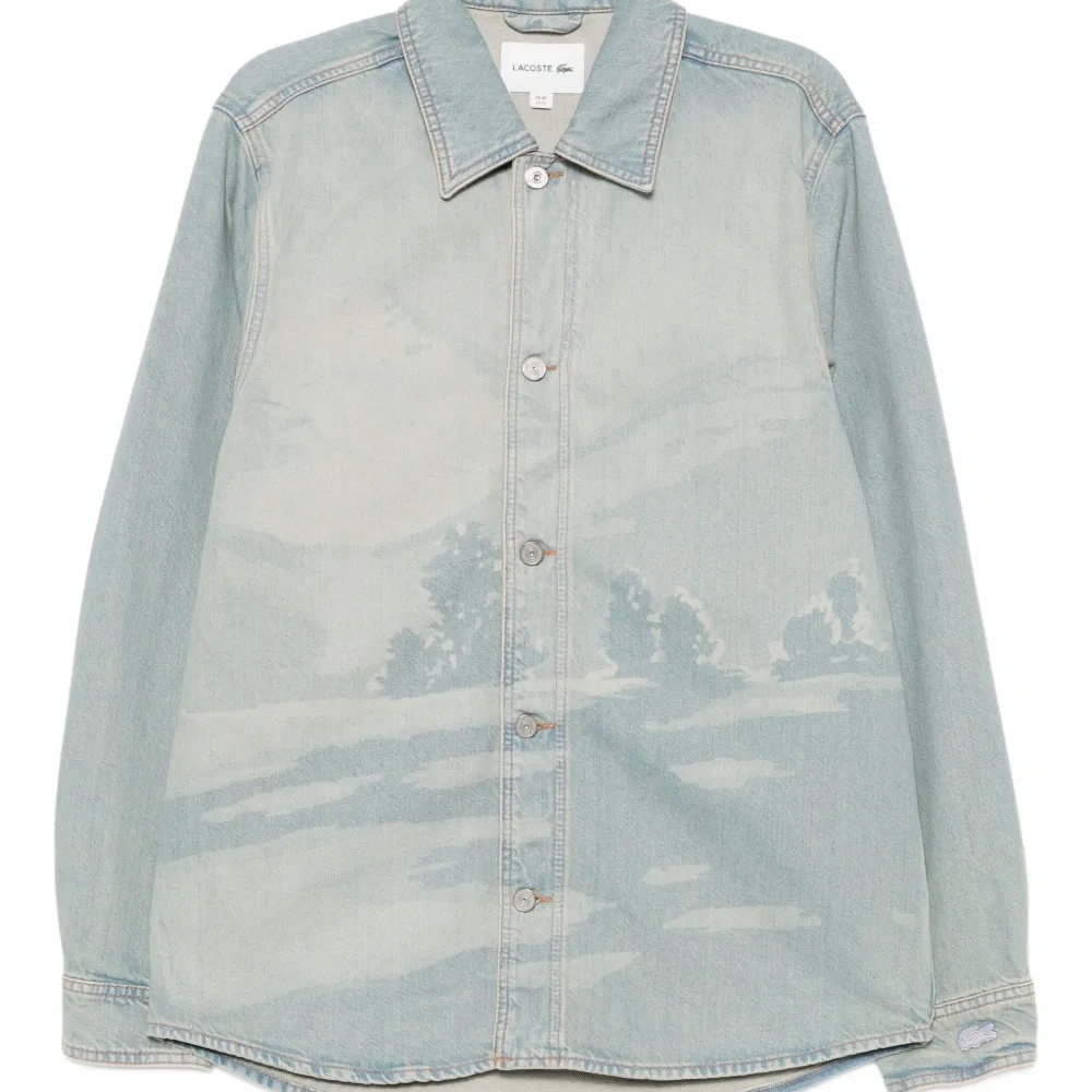 Джинсовая куртка на пуговицах