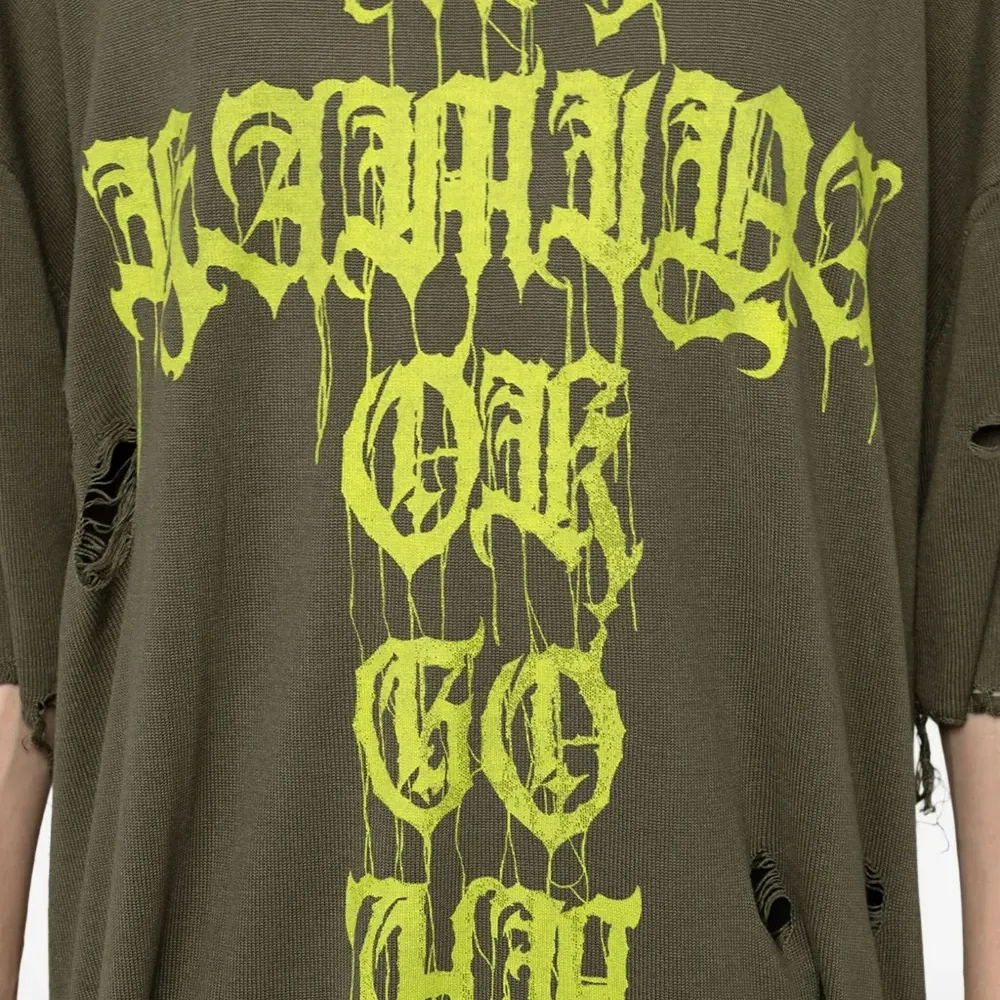 Футболка с эффектом потертости и принтом