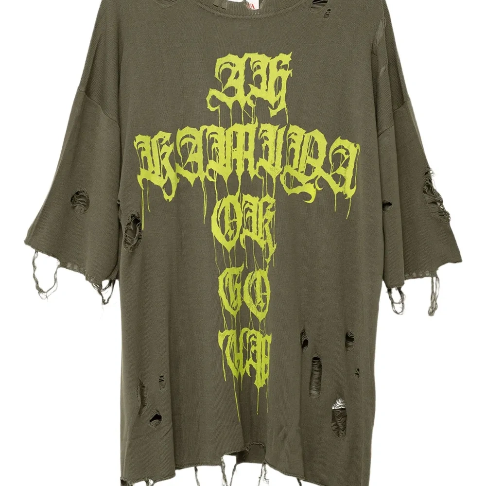 Футболка с эффектом потертости и принтом