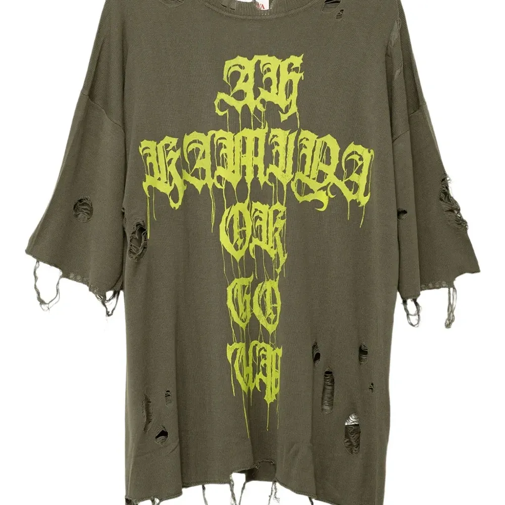 Футболка с эффектом потертости и принтом