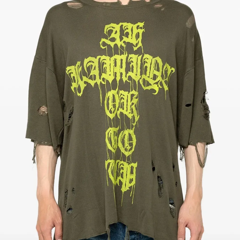 Футболка с эффектом потертости и принтом