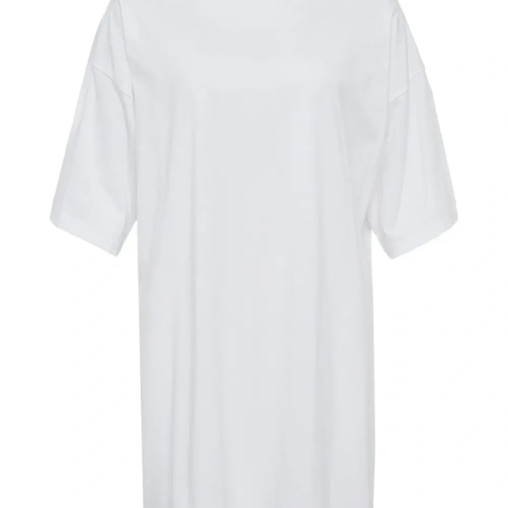 Длинная футболка с короткими рукавами