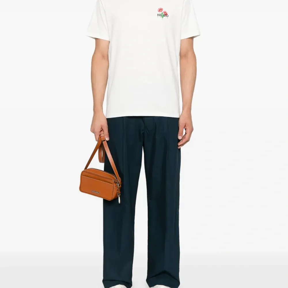 Футболка с цветочной вышивкой Футболка с цветочной вышивкой