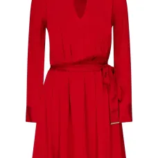 Платье с вырезом и поясом Платье с вырезом и поясом