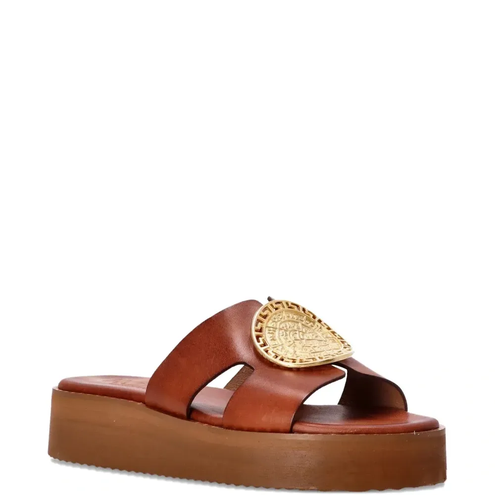 Сандалии на платформе