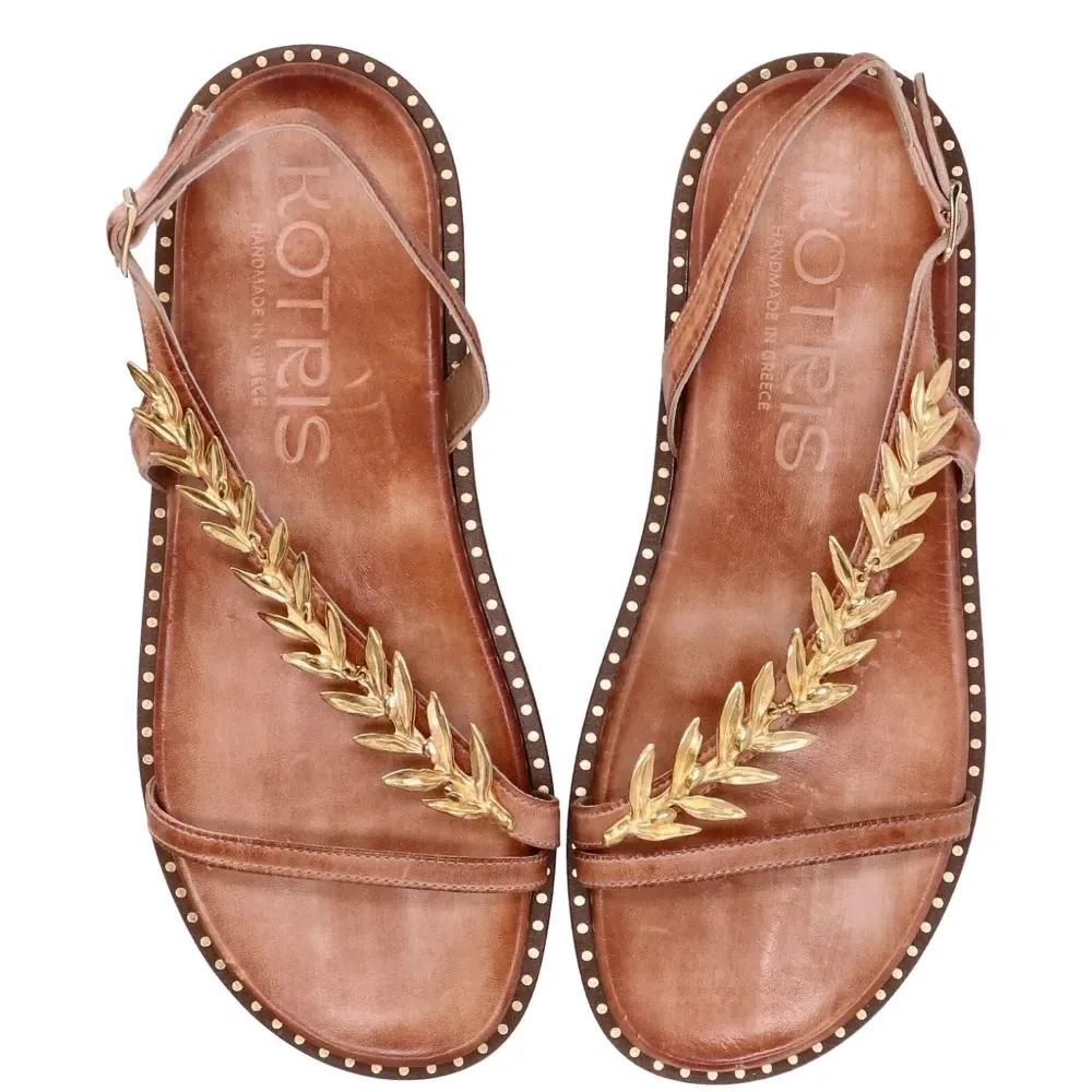 Декорированные сандалии с ремешком на пятке