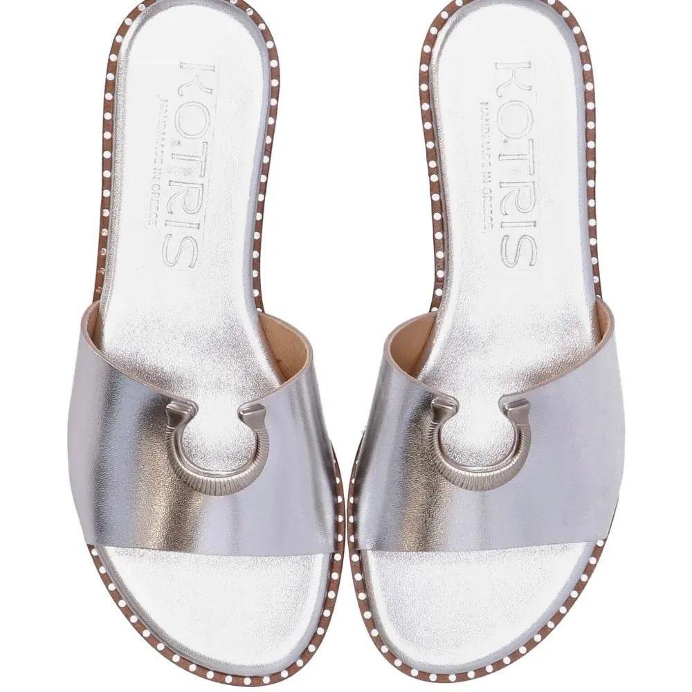 Сандалии с пряжкой в форме подковы