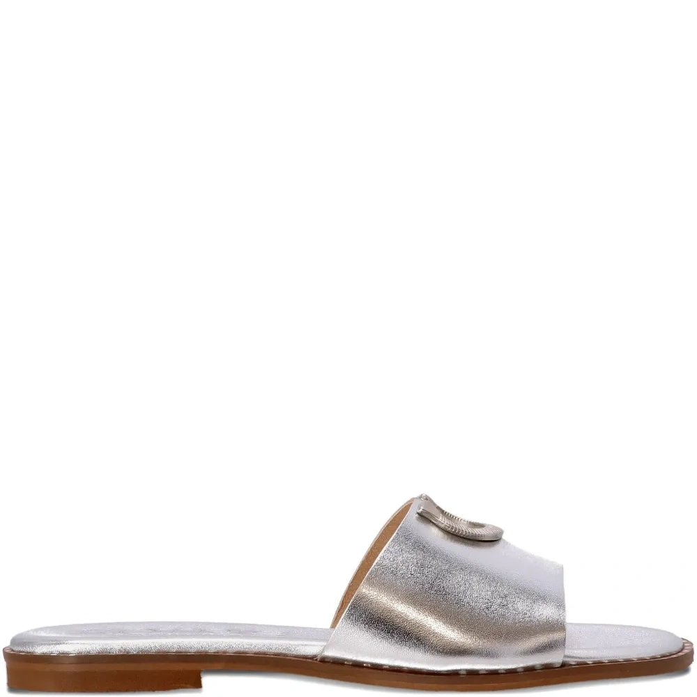 Сандалии с пряжкой в форме подковы