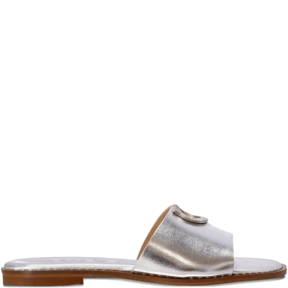 Сандалии с пряжкой в форме подковы