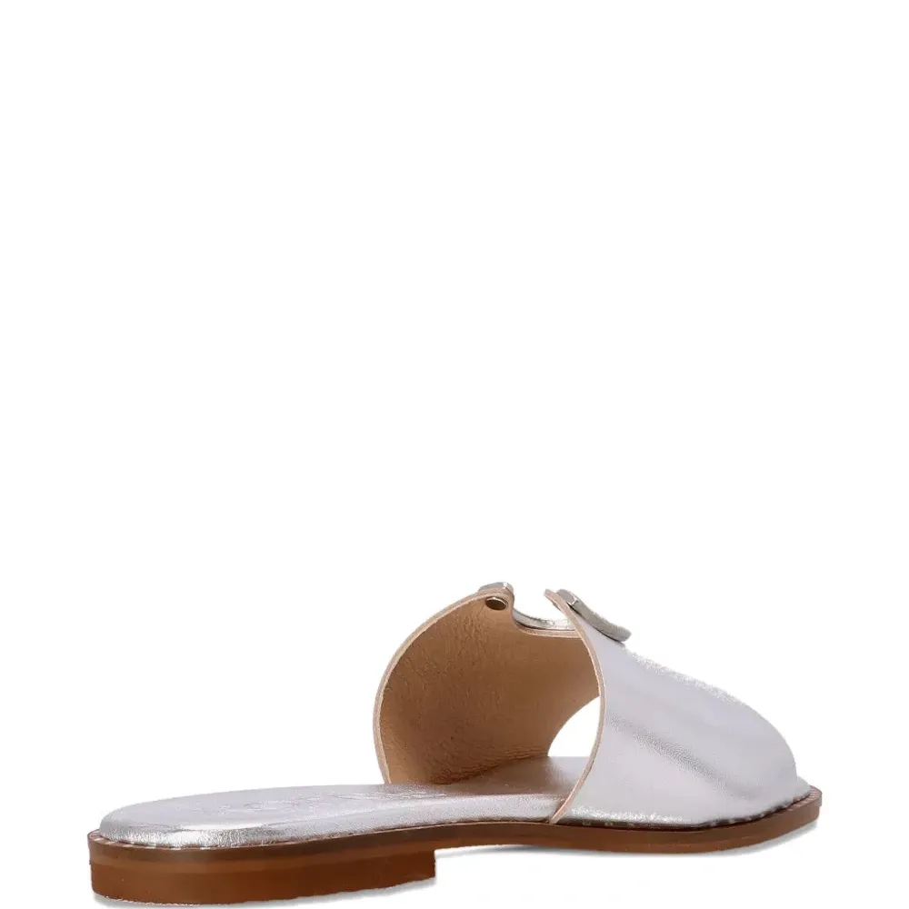 Сандалии с пряжкой в форме подковы