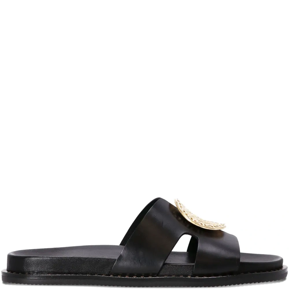 Сандалии с медальоном