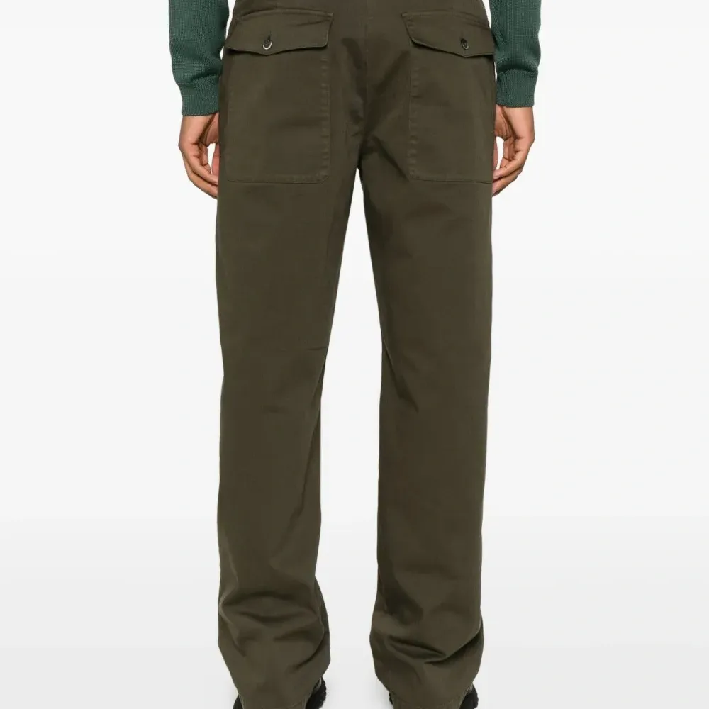 брюки на пуговицах