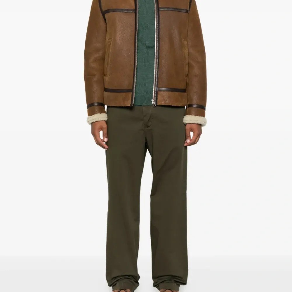 брюки на пуговицах