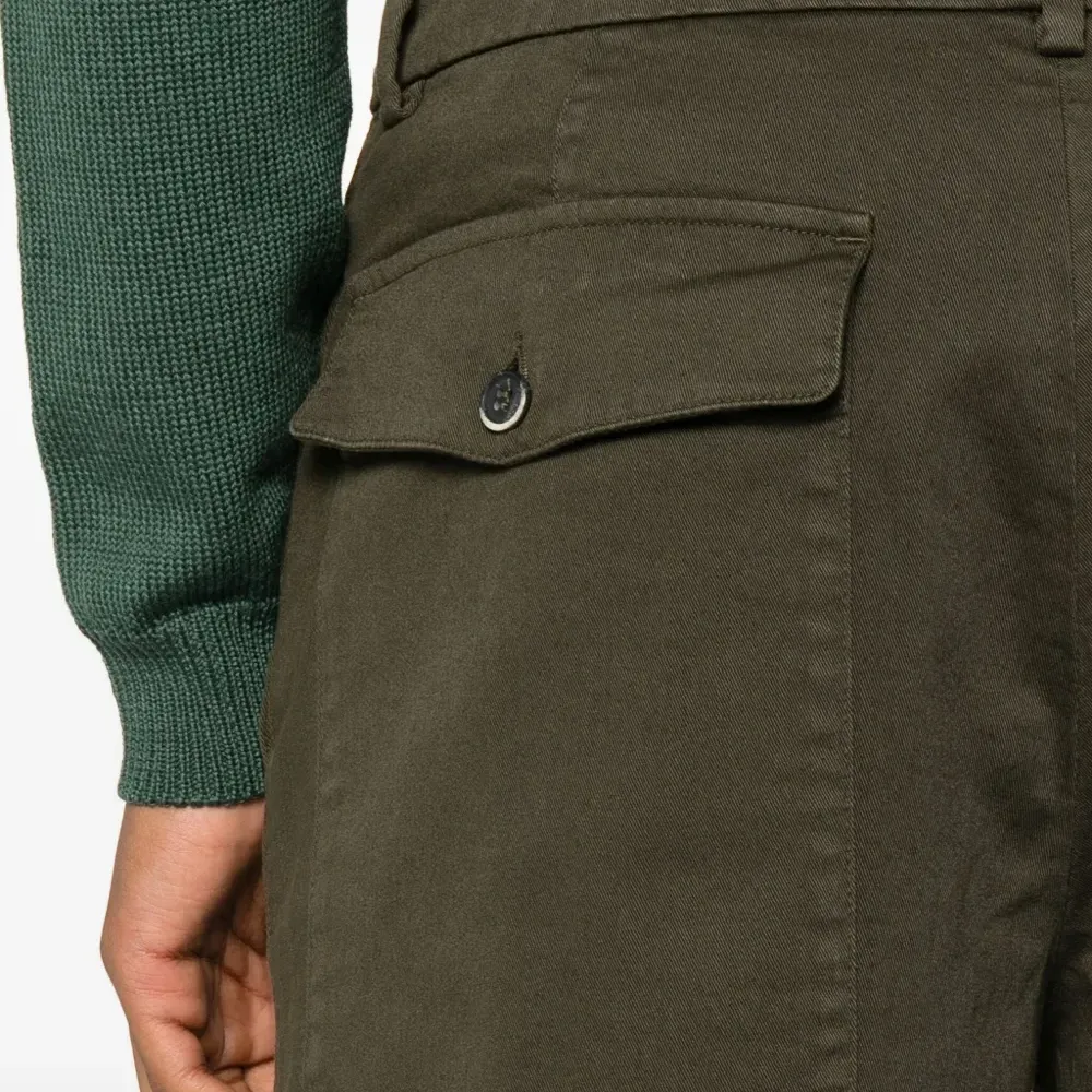 брюки на пуговицах