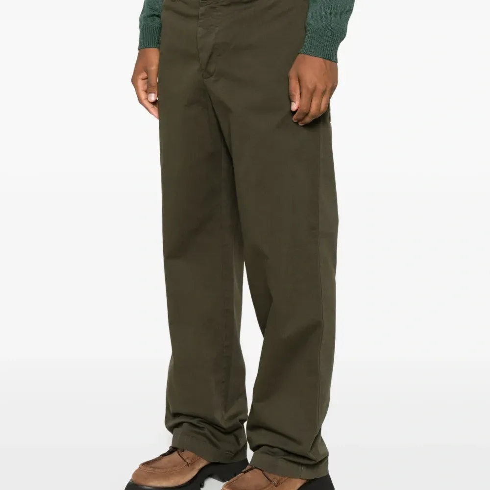 брюки на пуговицах