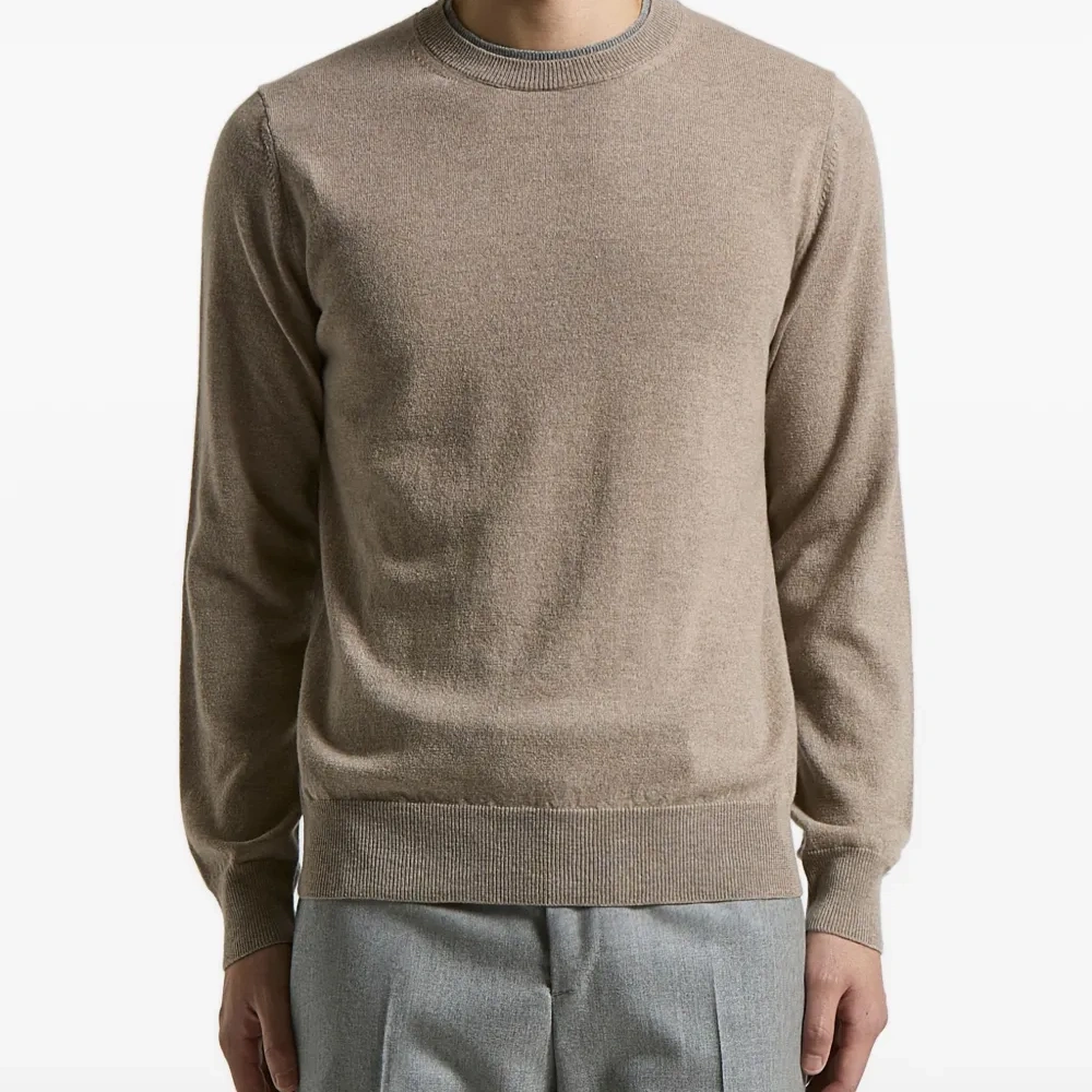 Свитер с круглым вырезом