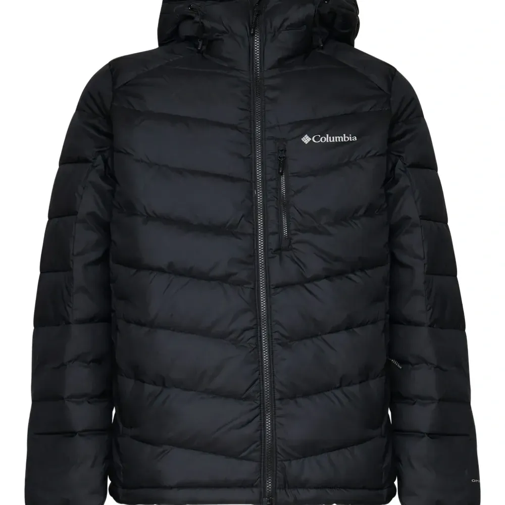 пуховик с капюшоном и логотипом