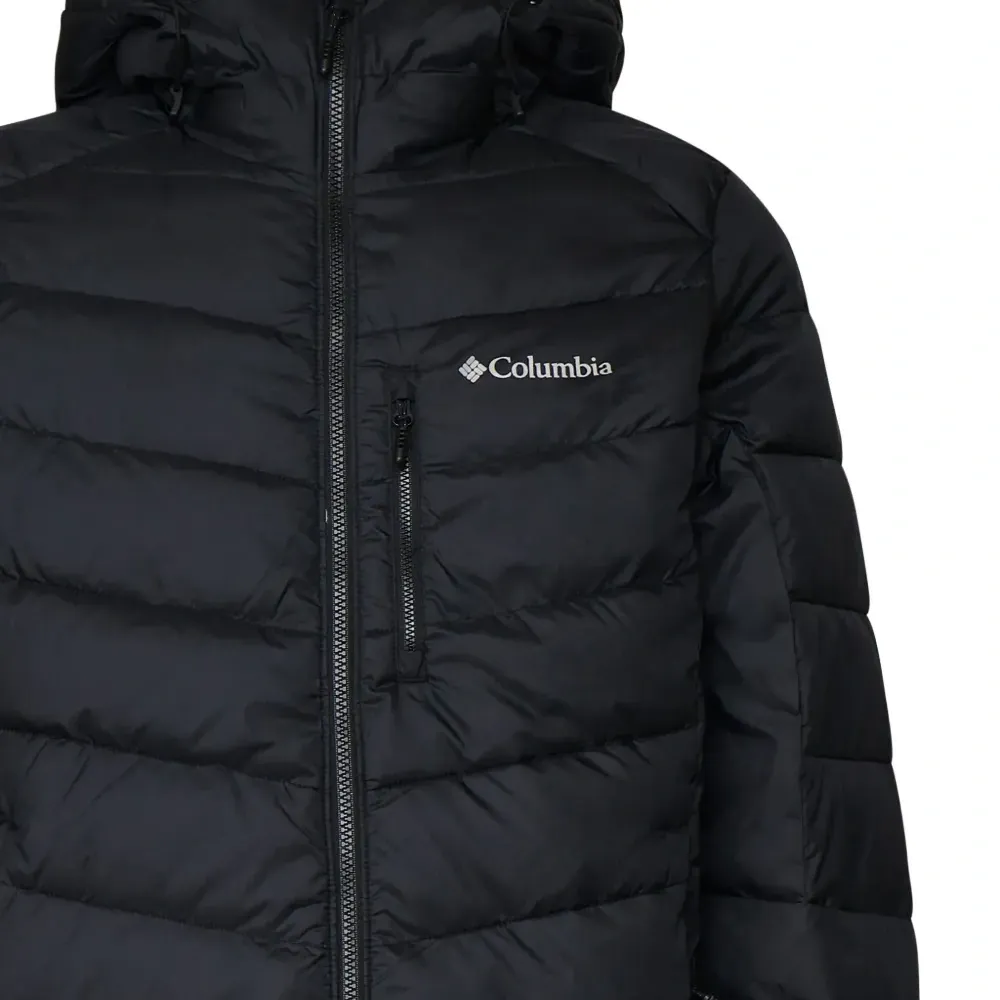 пуховик с капюшоном и логотипом