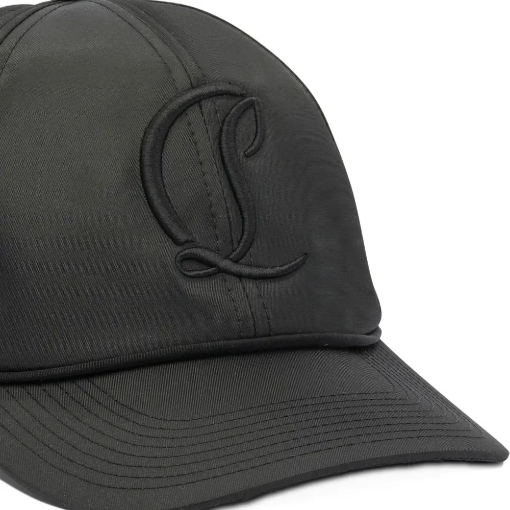 Бейсболка с вышитым логотипом