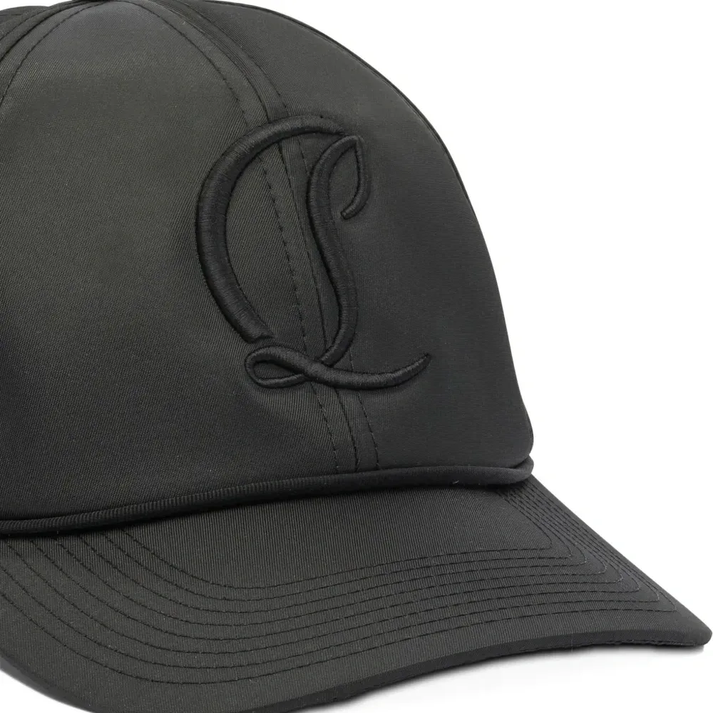 Бейсболка с вышитым логотипом